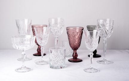 Kristallglas, syrénfärgade och gråa vinglas